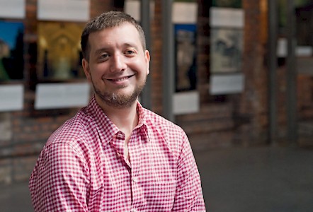 Jakub Nowakowski im größten Raum des Jüdischen Museums, in dem die Dauerausstellung »Spuren der Erinnerung« zu sehen ist. Hier versammelt sich freitags abends auch die reformjüdische Gemeinde zum Kabalat Schabbat.  