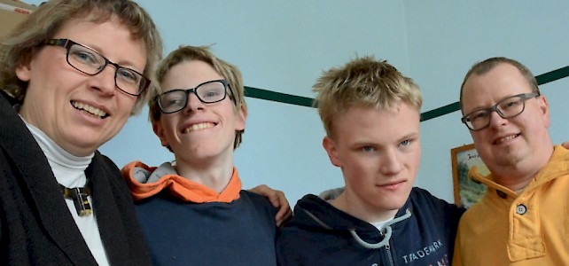 Die Zinkernagels sind trotz allem eine fröhliche Familie: Mutter Sabine, die Söhne Cornelius und Jacob, Vater Martin.