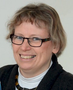 Sabine Zinkernagel, Jahrgang 1965, studierte Französisch, Soziologie und Öffentliches Recht, und lebt im brandenburgischen Wiesenburg. Im vergangenen Jahr erschien ihr Buch »Wer nur auf die Löcher starrt, verpasst den Käse«, in dem sie das Leben mit ihren behinderten Kindern schildert.