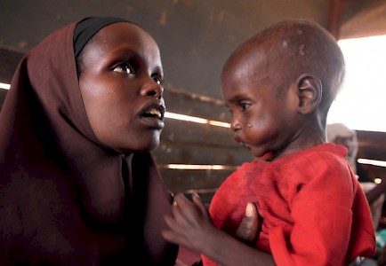 In einer »Ärzte ohne Grenzen«-Gesundheitsstation im Flüchtlingslager Dadaab fleht eine Mutter die Mediziner an, ihr unterernährtes Baby zu retten. Doch oft können auch die Ärzte nichts mehr für die Kinder tun.