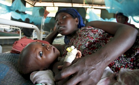 Dem Tod näher als demLeben. Eine Mutter mit ihrem unterernährten Baby in einer Gesundheitsstation im Flüchtlingslager Dadaab.