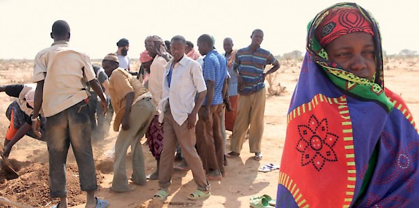 Bei der Beerdigung ihres eigenen Sohnes nur in der zweiten Reihe: Hawa Nuur