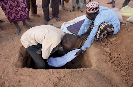 Er wurde nicht einmal ein Jahr alt. Ein Imam (r.) und ein Totengräber beerdigen Mohammed Abdi Nuur in Dadaab, dem größten Flüchtlingslager der Erde. Mohammed starb an Polio und Unterernährung.