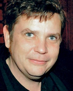 Markus Liske, Jahrgang 1967, lebt als Schriftsteller und »Bühnenschandmaul« in Berlin, wenn er sich ge­rade nicht auf Lesetournee mit der Band »Der Singende Tresen« befindet. Seine gesammelten Satiren füllen bislang drei Bücher: »Deutschland – ein Hundetraum«, »Freier Fall für freie Bürger« und »Weltmeister wie wir« (Edition AV). Zuletzt war er Mitherausgeber der Nachwende-Anthologie »Kaltland. Eine Sammlung« (Rotbuch, 2011). 