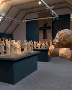 Die »Hütte« in Pobershau bei Marienberg ist dienstags bis sonntags sowie an allen Feiertagen von 13 bis 17 Uhr geöffnet.Gruppenführungen mit Gottfried Reichel können unter der auf Seite 47 angegebenen Adresse telefonisch oder per Mail angefragt werden. Das Gebäude ist barrierefrei eingerichtet, die ausgestellten Figuren dürfen berührt werden. 