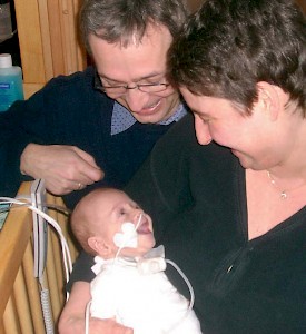 Stationen eines Lebens: Samuel im Brutkasten, lachend mit seinen Eltern, als Vierjähriger mit Magensonde, ohne Kanüle und auf einem besonderen Dreirad.