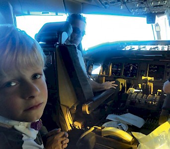 Samuel unterwegs: In den Masuren, bei der Potsdamer »Bummi-Olympiade«, beim Eisenbahnfest, im Cockpit auf dem Flug nach Kapstadt und beim Luftsprung mit seinem Bruder Anatol.