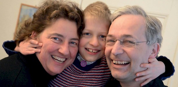 Samuel mit seinen Eltern Amelie und Bernhard Schmidt.
