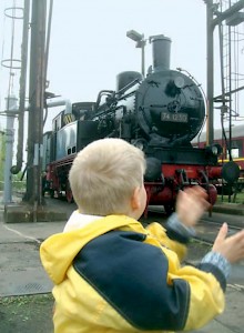 Samuel unterwegs: In den Masuren, bei der Potsdamer »Bummi-Olympiade«, beim Eisenbahnfest, im Cockpit auf dem Flug nach Kapstadt und beim Luftsprung mit seinem Bruder Anatol.