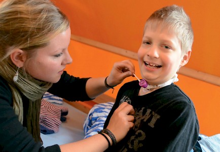 Fast wie Bruder und Schwester: Kinderkrankenschwester Janin Heyn reinigt Samuels Trachealkanüle. Sie begleitet ihn in die Schule und ist bei Bedarf auch zu Hause für ihn da.