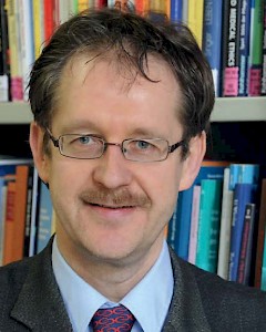 Prof. Dr. Gunnar Duttge, Jahrgang 1966, wurde 2004 auf einen Lehrstuhl für Strafrecht und Strafprozessrecht an die Juristische Fakultät der Georg-August-Universität Göttingen berufen. Der Rechtswissenschaftler ist zugleich Vorstandsmitglied des von ihm mitbegründeten Göttinger Zentrums für Medizinrecht. Er ist unter anderem Mitglied der Ethikkommission der Universität Göttingen, des Klinischen Ethikkomitees der Universitätsmedizin Göttingen und des Arbeitskreises Ethik der Deutschen Gesellschaft für Palliativmedizin. Prof. Duttge ist zudem einer der Herausgeber dieser Zeitschrift.
