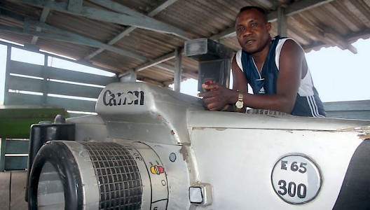 Der Sargbauer Daniel Nason Mensah Obri (40) in seiner Werkstatt in Accra, Ghana, vor einem Sarg, den er für einen Fotografen gebaut hat.