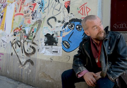 Der Lyriker Michael Pohlmann in seinem geliebten Stadtviertel: der Dresdner Neustadt.