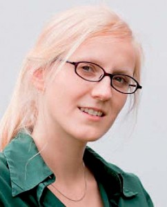 Maxie Hochmuth, Jahrgang 1984, ist freie Journalistin für Hörfunk, Print und Online, war einige Jahre in Sachsen tätig und lebt seit 2011 in Südschweden.