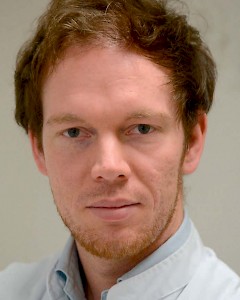 Dr. Jost-Julian Rumpf, geboren 1979 in Göttingen, promovierte 2008 am Institut für molekulare Innere Medizin in Würzburg und war von 2007 bis Ende 2009 als Assistenzarzt an der Klinik und Poliklinik für Neurologie am Universitätsklinikum Würzburg tätig. Seit 2010 arbeitet Dr. Rumpf als Assistenzarzt an der Klinik und Poliklinik für Neurologie am Universitätsklinikum Leipzig und betreut Patienten mit Parkinson.