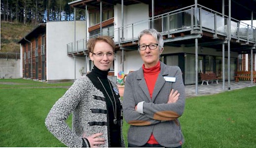 »Im Mittelpunkt der Pflege steht der Mensch und nicht die Krankheit.« Pflegedienstleiterin Irene Heinbach (rechts) und Qualitätsmanagerin Irina Reidel haben das Motto der »Wohninsel Demenz« verinnerlicht.