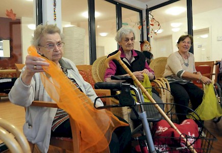 »Gymnastik zu machen, das ist heute in ...«. Wer noch kann, macht mit beim gemeinsamen Singen und Spielen, Kochen und Handarbeiten.