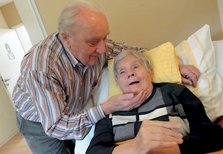 Berta Dickel lebt seit sieben Jahren in der »Wohninsel Demenz«, die zum Alten- und Pflegeheim »Haus Abendfrieden« im südwest­fälischen Helberhausen gehört. Ihr Mann Werner besucht sie jeden Tag.