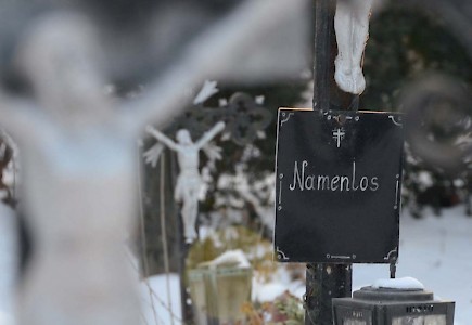 Die meisten Toten, die zwischen 1840 und 1940 am Stromkilometer 1918,4 der Donau angetrieben wurden, konnten nicht identifiziert werden. Ihre Begräbnisstätte wurde deshalb »Friedhof der Namenlosen« genannt. Das Foto zeigt ein Kreuz auf dem 1900 errichteten neuen Friedhof.