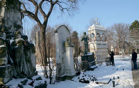 »Im Tod sind alle gleich«, lautet ein altes Sprichwort. Auf dem Wiener Zentralfriedhof gilt es für den Bereich unter der Erde. Doch oberhalb der Grasnarbe? Das Foto zeigt eine Reihe mit Ehrengräbern.