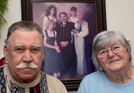 Rudi und Hertha Palme vor ihrem Hochzeitsfoto. Das Ehepaar Palme ist seit 1984 verheiratet, er sagt noch immer »Schatzi« zu ihr.