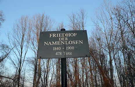 Nur noch ein Schild weist auf den ersten »Friedhof der Namenlosen« hin. Weil das Gelände immer wieder überschwemmt wurde, verlegte man 1900 den Friedhof hinter einen Hochwasserdamm.
