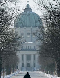Alle Gräber auf dem Zentralfriedhof werden überragt von der monumentalen Karl-Borromäus-Kirche. Die nach Entwürfen des Architekten Max Hegele erbaute und 1910 eröffnete Kirche zählt zu den bedeutendsten Sakralbauten des Jugendstils.