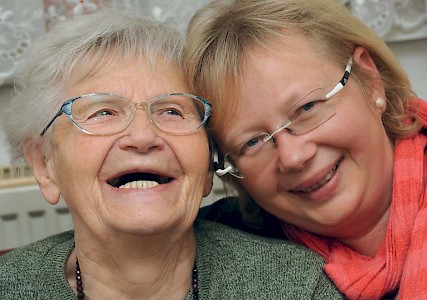 Anneliese Koch mit ihrer Tochter Sibylle. Anneliese Koch wurde 1933 in Görlitz als jüngstes von vier Kindern geboren. Die Katechetin und Theologin ist verwitwete Pfarrfrau und hat drei Töchter, einen Sohn, sieben Enkel und vier Urenkel. 2007 wurde bei ihr Demenz diagnostiziert. Obwohl die Krankheit fortschreitet, lebt sie noch alleine in ihrer Berliner Wohnung.