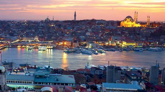 Istanbul ist nicht nur die einzige Stadt der Erde, die auf zwei Kontinenten liegt, sondern auch eine der bevölkerungsreichsten Städte: Über zwölf Millionen Menschen leben diesseits und jenseits des Bosporus. Insgesamt hat die Türkei rund 75 Millionen Einwohner. Die Zahl der Demenzkranken ist auch in der Türkei steigend. Rund 400000 sind es Schätzungen zufolge, doch nur für wenige von ihnen gibt es Plätze in Pflegeinrichtungen. Das einzige Tagespflegeheim in Istanbul wird von der türkischen Alzheimer-Gesellschaft betrieben. Das Foto in der Mitte zeigt eine Physiotherapeutin bei Bewegungsübungen mit Demenzkranken.