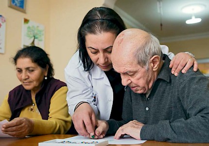 »Kafayi oynatmis«, lautet eine türkische Redewendung, »sein Gehirn ist zum Wackeln gekommen«. Mit diesen Worten werden die Symptome von Demenz umschrieben. Wobei der Begriff »Demenz« in der Türkei weitgehend unbekannt ist. Stattdessen, so raten Experten, solle man eher das Wort »Alzheimer« verwenden.