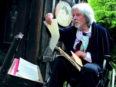 Sein Leben passt in keine Schublade: Im Archiv der Dresdner Puppentheatersammlung berührt Gottfried Reinhardt noch einmal seine Figuren (links), in einem alten Koffer findet er alte Osterpredigten aus seiner Feder