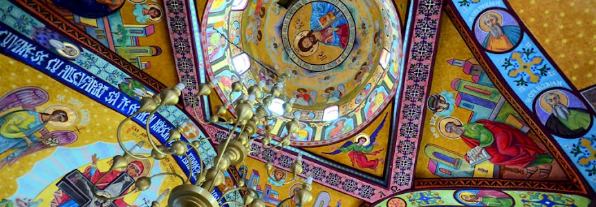 Wie überall in Rumänien sind auch in der Maramuresch nach dem Ende der kommunistischen Diktatur zahlreiche neue Kirchen und Klöster errichtet worden. Das Foto (oben) wurde in der Kapelle des 1992 gegründeten Klosters »Maica domnului« (Mutter Gottes) Portarita aufgenommen, das etwa eine halbe Autostunde von Săpânța entfernt liegt.