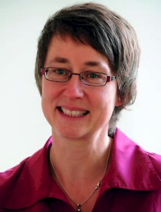 Peggy Steinhauser, Jahrgang 1973 und Mutter einer Tochter, leitet seit der Gründung des Lotsenhauses im Jahre 2007 die Bereiche Trauer und Bildung. Die Diplom-Theologin, Trauerbegleiterin und Mediatorin begleitet Trauernde in Einzel- und Gruppengesprächen und leitet Seminare für Fachkräfte und Ehrenamtliche. Zu ihren Themenangeboten zählen der Umgang mit Sterben, Tod und Trauer in stationären und ambulanten Einrichtungen sowie Selbstfürsorge im Arbeitsumfeld.