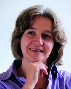 Die Germanistin und Sprecherzieherin Annette Foshag, Jahrgang 1964, ist seit 1998 im Bestattungsgewerbe tätig. Sie gehört zu den Mitgründerinnen des Lotsenhauses und leitet den Bereich Bestattung. Zu ihren Aufgaben gehören die Gestaltung persönlicher Abschiede und Trauerfeiern, Vor- und Nachsorgegespräche mit Trauernden sowie die Fort- und Weiterbildung für Fachkräfte und Ehrenamtliche.
