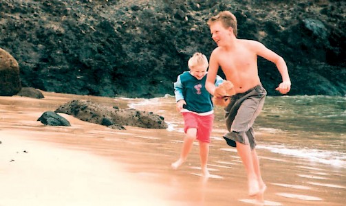 Die kleine Schwester und der große Bruder glücklich am Meer tobend. Das Foto entstand beim letzten gemeinsamen Urlaub, kurz bevor Daniel tödlich verunglückte.