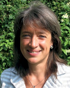 Dr. Vera Kalitzkus wurde 1968 in Kempten geboren und lebt heute in Ostholstein. Sie ist promovierte Ethnologin mit dem Schwerpunkt Medical Anthropology. Sie ist wissenschaftliche Mitarbeiterin am Institut für Allgemeinmedizin der Universität Düsseldorf. Nach ihrer Studie über Organtransplantation hat sie sich zur ehrenamtlichen Begleitung von Sterbenden ausbilden lassen. Neben ihrer wissenschaftli­chen Tätigkeit hat sie sich als Mentorin für Persönlichkeitsbildung der Entfaltung von Kreativität und den Sinnfragen im Leben der Menschen zugewandt. 2009 erschien im Suhrkamp-Verlag ihr Buch »Dein Tod, mein Leben – Warum wir Organspenden richtig finden und trotzdem davor zurückschrecken«.