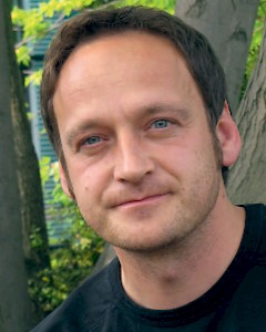 Dirk Reinhardt, Jahrgang 1969, ist freier Journalist in Leipzig. Er arbeitet hauptsächlich als Online-Redakteur, aber auch für Zeitschriften und Nachrichtenagenturen.