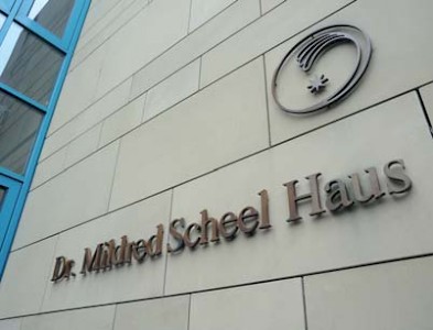 Das Mildred-Scheel-Haus befindet sich auf dem Campus des Universitätsklinikums zu Köln. Das 1992 errichtete Gebäude beheimatet neben dem Zentrum für Palliativ­medizin auch die Akademie für Forschung und Bildung der Deutschen Krebshilfe.