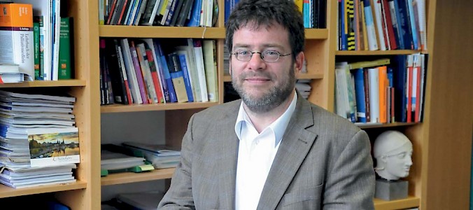 Professor Raymond Voltz, 1963 in Zürich geboren, ist seit 2004 Direktor des Zentrums für Palliativmedizin. Engagiert in der Hospizarbeit ist der Vizepräsident der Deutschen Gesellschaft für Palliativmedizin seit seiner Famulatur in einem Hospiz in Schottland im Jahr 1985.