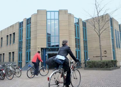Das Mildred-Scheel-Haus befindet sich auf dem Campus des Universitätsklinikums zu Köln. Das 1992 errichtete Gebäude beheimatet neben dem Zentrum für Palliativ­medizin auch die Akademie für Forschung und Bildung der Deutschen Krebshilfe.