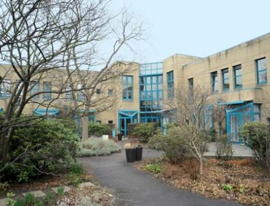 Zur Station gehören auch zwei Wohnzimmer, in dem sich Patienten und Angehörigen treffen können, sowie ein Meditationsraum und eine Bibliothek.