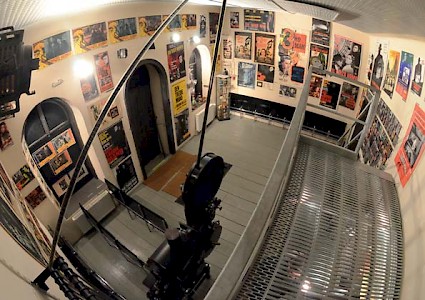Anton Karras, der Komponist des legendären »Harry-Lime-Themas«, ist im Museum zu sehen und zu hören. Die Flucht des skrupellosen Gauners Harry Lime, dargestellt von Orson Welles, durch die Wiener Kanalisation wird mit einem Original-Ernemann-Projektor aus dem Jahr 1936 gezeigt.