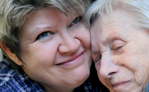 Altenpflegerin Cornelia  Hettmann begleitet die Patienten auf deren Lebensweg mit Liebe und Zuwendung.