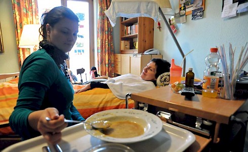 Die Mitarbeiterinnen des Hospizes haben Zeit für die Patienten und gehen auf deren Bedürfnisse ein. Die Patienten können ihre Zimmer mit eigenen Möbeln einrichten.