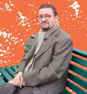Frank Dühmert auf einer Bank im Park des Berliner Paulinenkrankenhauses am Tag vor der zweiten Transplantation