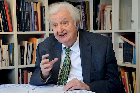 Professor Hans-Ludwig Schreiber, geboren 1933 in Mönchengladbach, war von 1972 bis 2001 Professor für Strafrecht und Strafprozessrecht an der Georg-August-Universität in Göttingen; zwischen 1992 und 1998 war er zugleich deren Präsident. Von 1987 bis 1990 war er Staatssekretär im niedersächsischen Wissenschaftsministerium, von 1995 bis 2006 Vorsitzender der Ständigen Kommission Organtransplantation der Bundesärztekammer. 