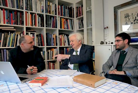 Das Gespräch mit Prof. Schreiber hatte ein ernstes Thema zum Gegenstand, war aber durchaus auch humorvoll. Zu Gast war auch Prof. Schreibers Assistent, der Rechtswissenschaftler Dr. Ehsan Mohammadi (rechts). 
