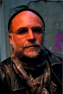 Uwe von Seltmann,  Jahrgang 1964, lebt als freier Journalist und  Publizist in Krakau und Leipzig. Nach seinem  Studium der Evangelischen Theologie arbeitete er als Korrespondent  unter anderem in Wien, Berlin und Dresden.  Zuletzt war er von 2004 bis 2008 Chefredakteur der sächsischen Wochenzeitung »Der Sonntag«.  Er hat seit 2000 sieben Bücher herausgegeben oder verfasst. Im Februar 2012 erscheint im Herbig-Verlag (München) sein neues Buch »Todleben – Eine deutsch-polnische Suche nach der Vergangenheit«. 