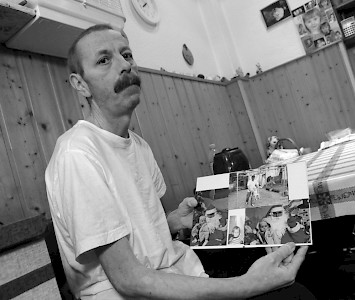 Der frühere Fliesen­leger erzählt, dass er ein Kilo zugenommen habe – »ein gutes Zeichen«, bekräftigt er. Wenigstens 75 der einstigen 95 Kilo Körpergewicht will er zunächst wieder erreichen.