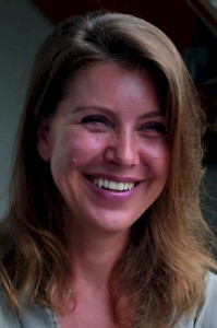 Stephanie Linke wurde 1968 in Berlin geboren, lebt in Berlin und Köln. Ihr Hund Miró ist ihr »Familienersatz«. Miró kommt aus einer mallorquinischen Tötungs­station und hat seinen Weg über die Tierschutz­organi­sation »Mallorcahunde« zu ihr gefunden. Beim Dreh und auch bei den Kursen im Mildred-Scheel-Haus ist er fast  immer dabei. Seit 1996 ist Stephanie Linke beim Fernsehen. Zur Zeit arbeitet sie für die Kölner  Dokumentarfilmfirma a